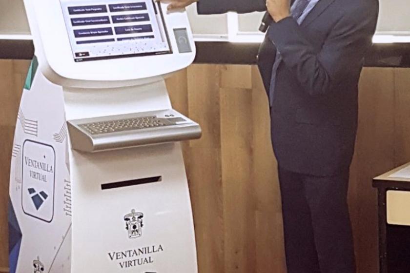 Mtro. César Rafael López Rodríguez interactua con el kiosco